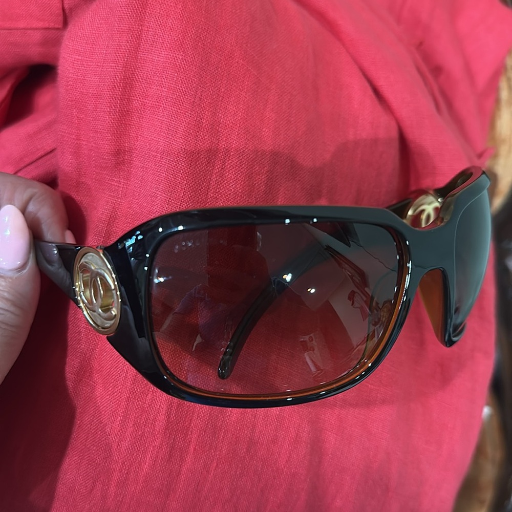 CHANEL Black Sunglasses with Elegant Oversized Frames - Picture 12 of 12